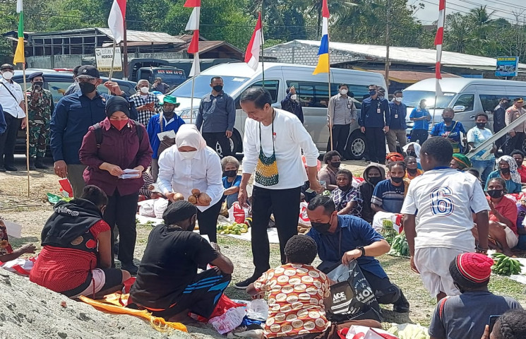 Jokowi Beri Bantuan Modal Usaha kepada Pedagang Pasar Tradisional Doyo